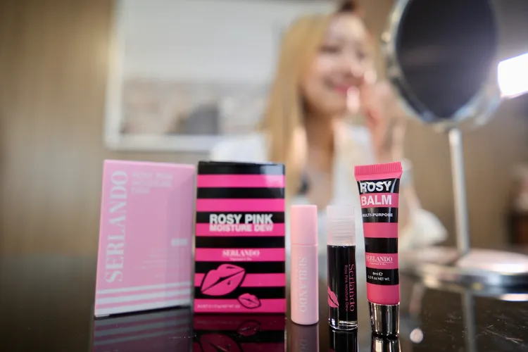 詩蘭朵明星商品粉漾瑰蜜系列，包括銷售70萬支的「粉漾嬌點潤紅露」(右2)。陳志淵攝