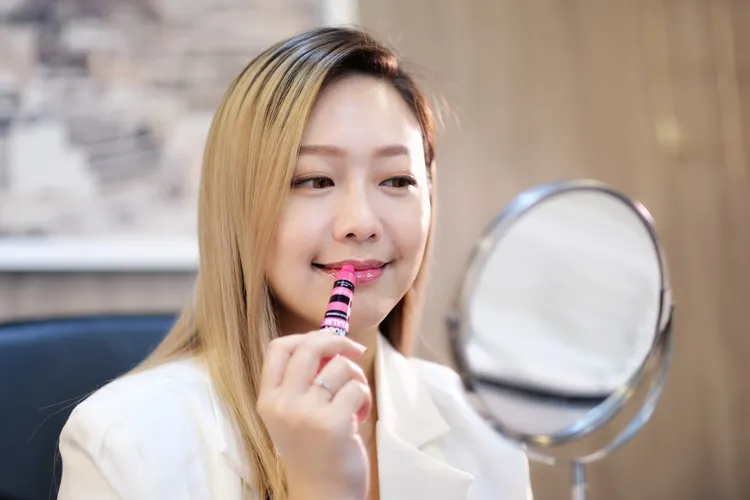 Carol平日都用自家產品水漾修護瑰蜜膏保養她的雙唇。陳志淵攝