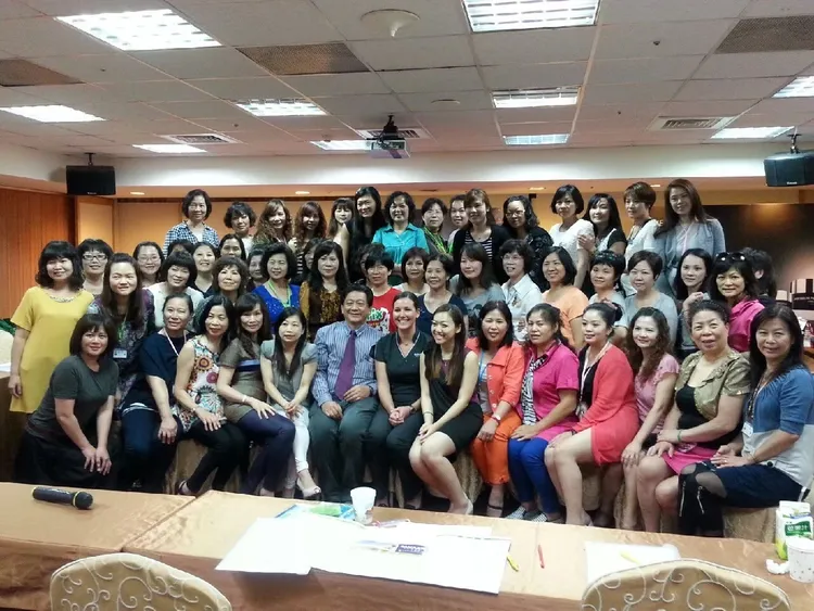 Carol在爸爸多年耕耘保養品的基礎上，擴大詩蘭朵品牌價值。Carol提供