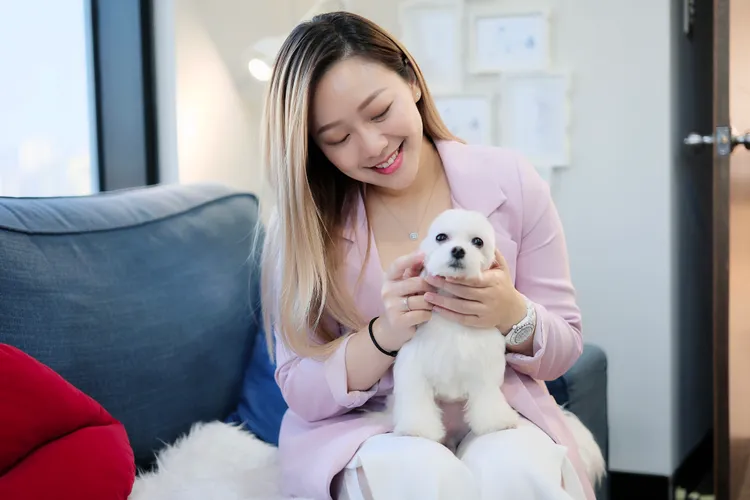 Carol很感謝愛犬陪伴她走過一路的風風雨雨。陳志淵攝