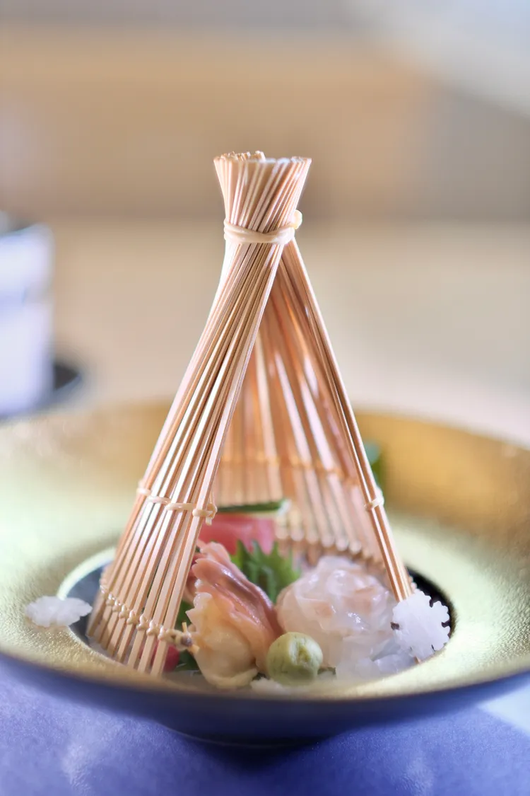 此道是專屬5000元的菊套餐才吃得到的生魚片，用上當季魚種海鮮，像鮪魚、比目魚、北寄貝，底下還有著滿滿蘿蔔泥，代表著雪地。陳志淵攝