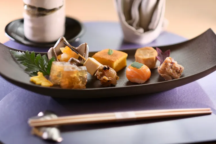 前菜為「發財盛合」，有8道作法皆不同精緻料理，一碟即能見識精彩的日本東北飲食文化。陳志淵攝