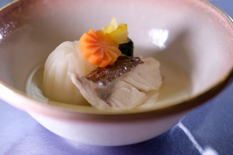 「鯛魚蕪菁煮」調味簡單，是以蕪菁與菠菜來襯托鯛魚的鮮味。陳志淵攝