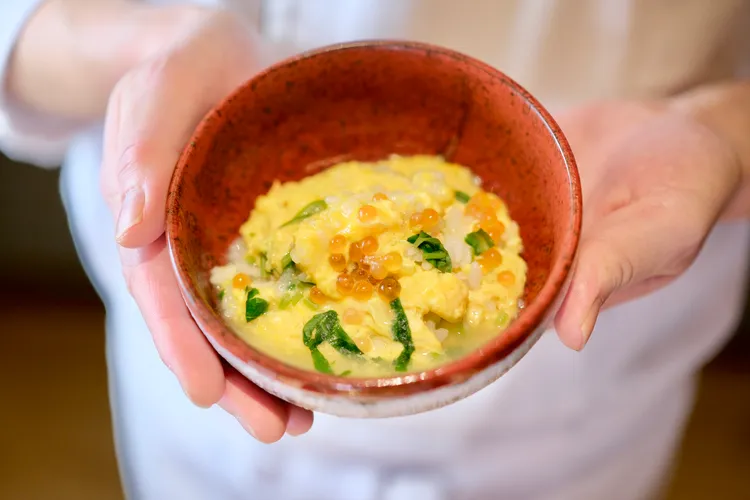鮭魚親子雜炊」採現場烹煮，日本米加上蛋、鮭魚細肉、鮭魚卵等，奢華感十足。陳志淵攝