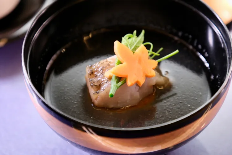 「甘鯛蕎麥麻糬」裡的甘鯛搭配了蕎麥麻糬、高湯，尤其還有純白蘿蔔泥，營造初雪概念。陳志淵攝