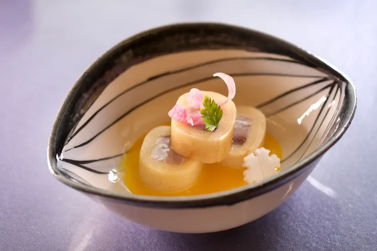 「金華鯖魚林檎卷」用上了青森蘋果、宮城金華鯖魚與天然發酵米醋，全是日本東北物產。陳志淵攝