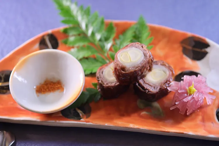 「秋田牛白神蔥捲」選用秋田牛包捲白神蔥來烤炙，香濃中又有微辛微甜的後韻。陳志淵攝