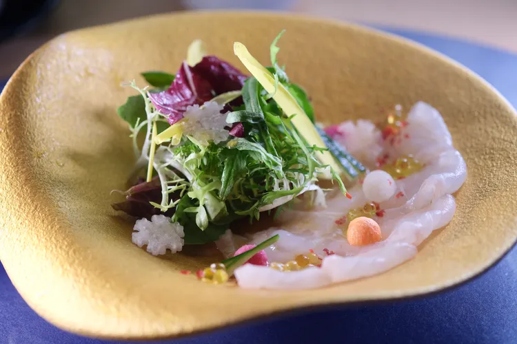 「薄切比目魚柚子風味」可看出師傅處理魚鮮刀工，上頭還有分子料理手法處理的橄欖油晶球。陳志淵攝