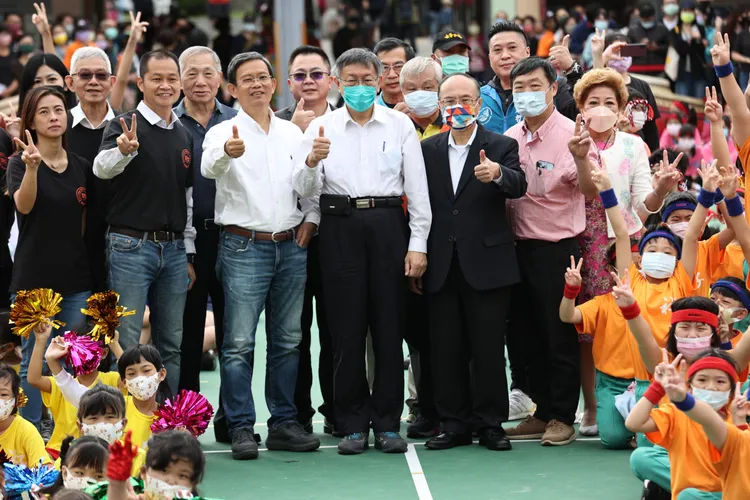 台北市長柯文哲(中)出席社子國小120周年紀念碑揭幕禮。翁玉信攝