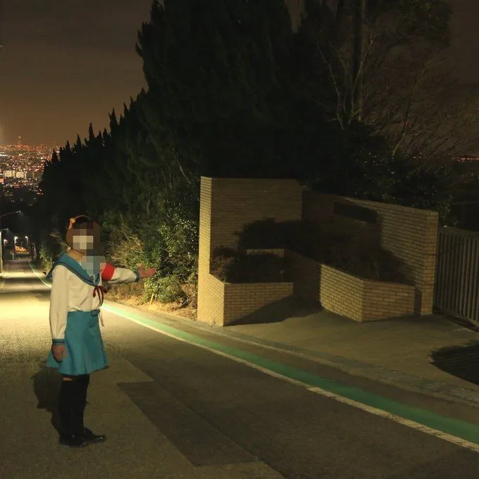 男粉絲cosplay成主角涼宮春日到西宮北高校前拍照。翻攝推特@yanojun_sp_f15