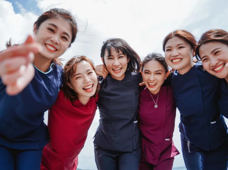 她表示和她最愛的護理師們一起拍「閨密婚紗」，意義重大。引自粉絲團嶼上急醫黃京葦