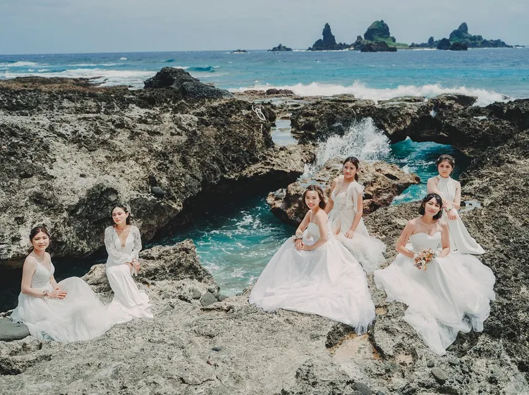 黃京葦還差點被誤會是結婚了，她也特別強調是這和好友特別拍的「閨密婚紗」，並不是要結婚。引自黃京葦粉絲頁