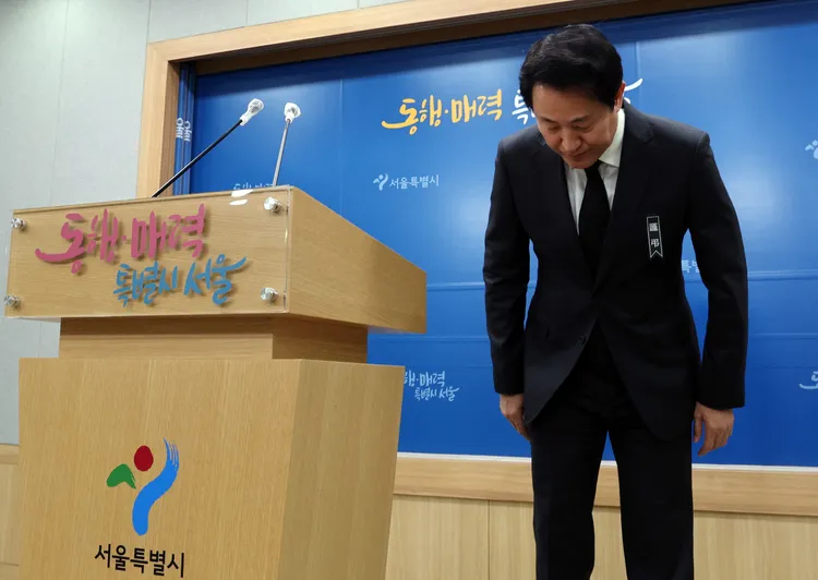 首爾市長吳世勳1日在記者會鞠躬致歉。路透社