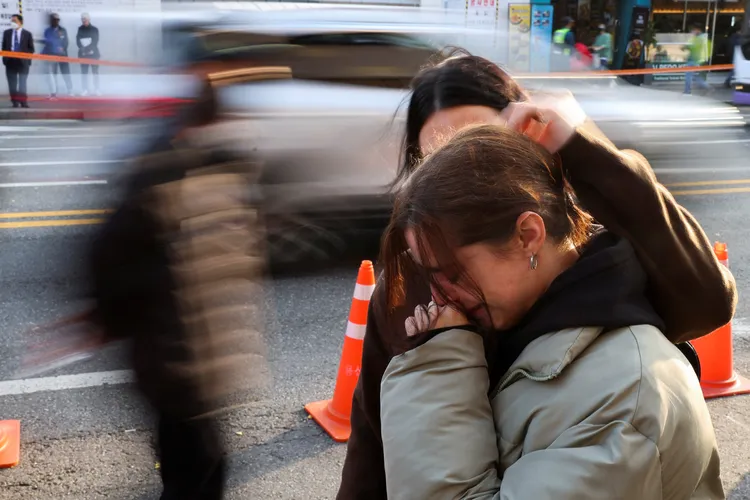 南韓民眾1日到首爾梨泰院踩踏事現場致哀後，忍不住當場痛哭。路透社