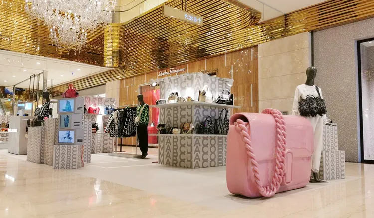 快閃店中以滿版潮流感Marc Jacobs Monogram圖騰，烘托2022早春假日系列新商品。品牌提供