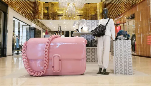 MARC JACOBS快閃店粉亮巨型「J個包」招客打卡　新學院包登場吸時髦青年