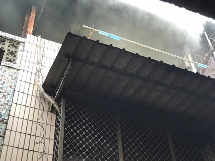 火勢在10分鐘內撲滅，幸僅燃燒雜物及衣物，無人員受傷受困。讀者提供