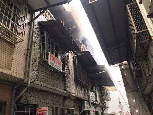 點蚊香肇禍 高雄透天厝冒濃煙