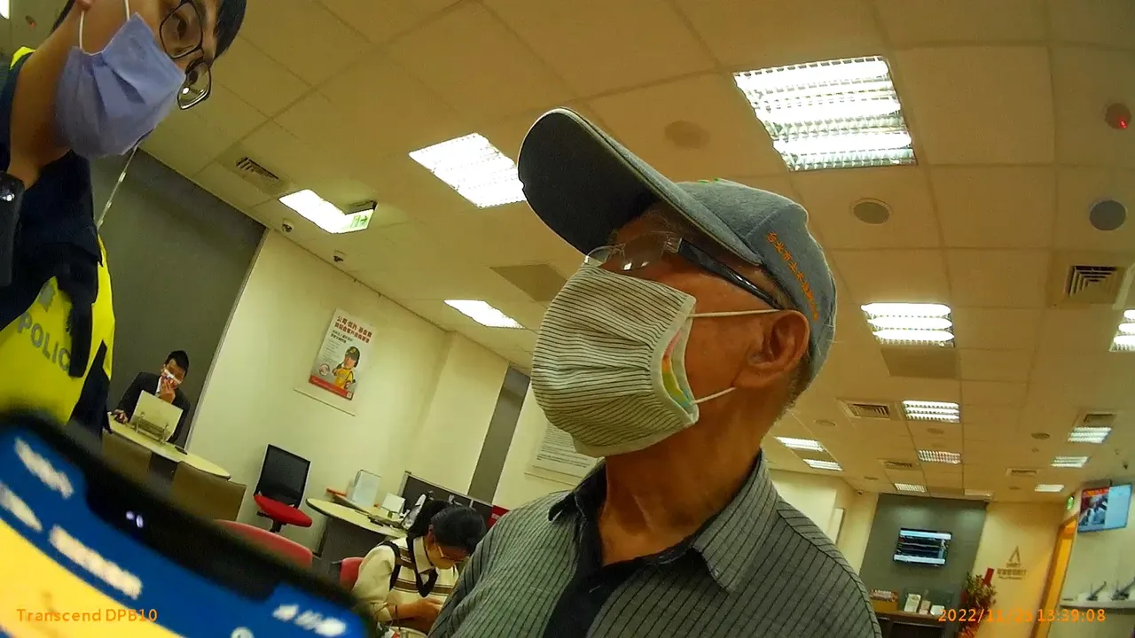 8旬翁誤信靈骨塔詐騙,被警方及銀行行員及時勸阻。翻攝畫面