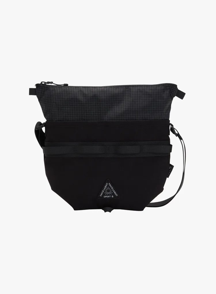 斜背拉鍊袋選用高強度耐磨尼龍Cordura製作，並設置防水拉鍊，3280元。品牌提供