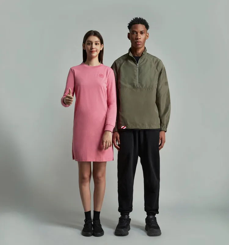 服裝選用的材質為有機棉和再生棉等環保面料，不僅著裝感受舒適，亦落實品牌的永續理念。品牌提供