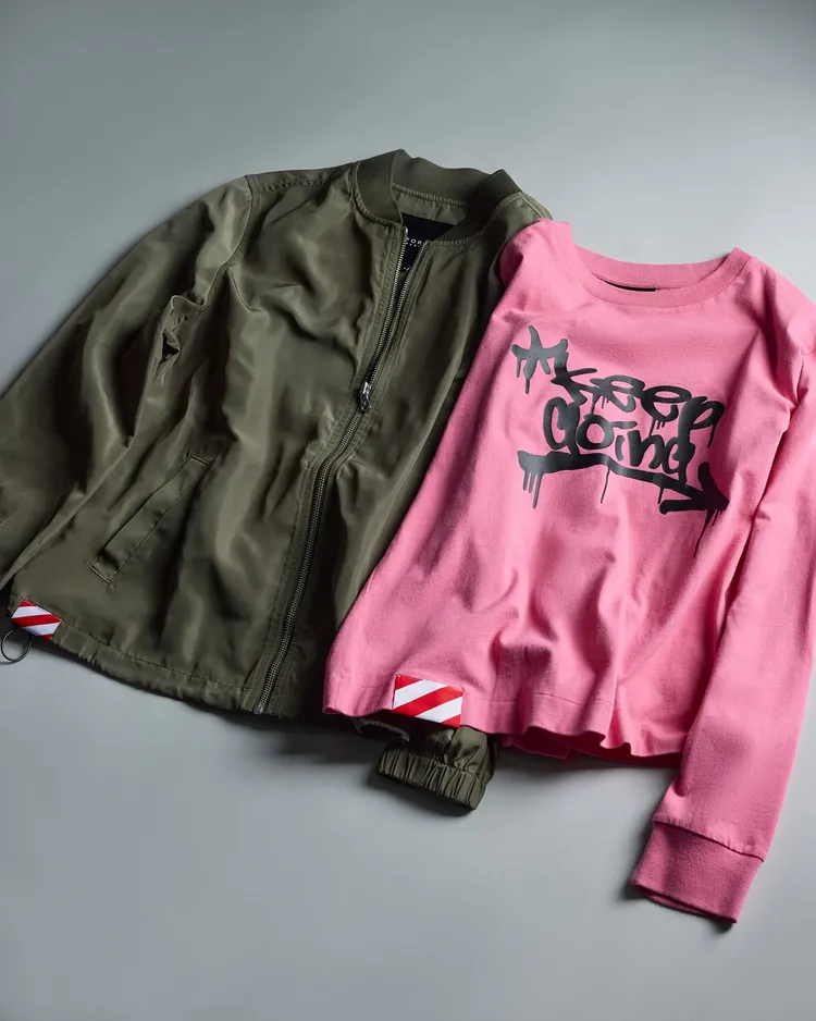 「Keep Going」塗鴉字樣及紅白條紋警示線元素為輪廓簡約時髦的衛衣呈現個性氣息。品牌提供