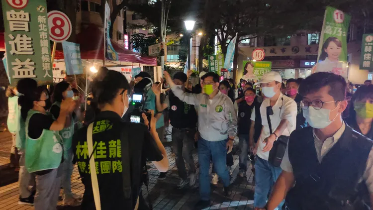 林佳龍進場時被現場的支持者喊凍蒜。莊淇鈞攝