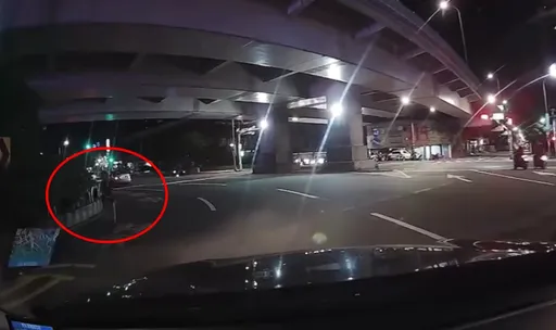 北市失智婦深夜誤闖圓環快車道　險象環生！巡邏警擋道護她再送返回家