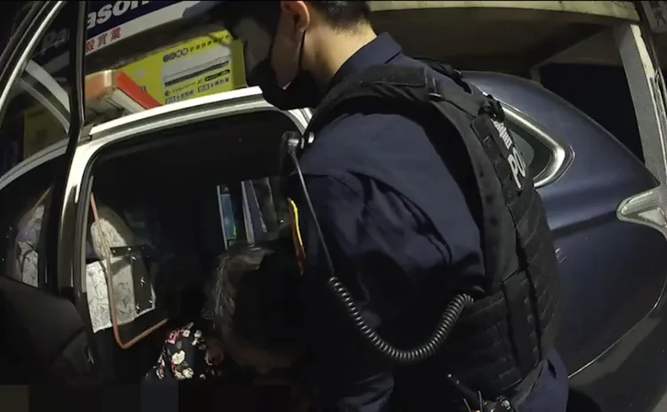 警方護送老婦人返家。翻攝畫面