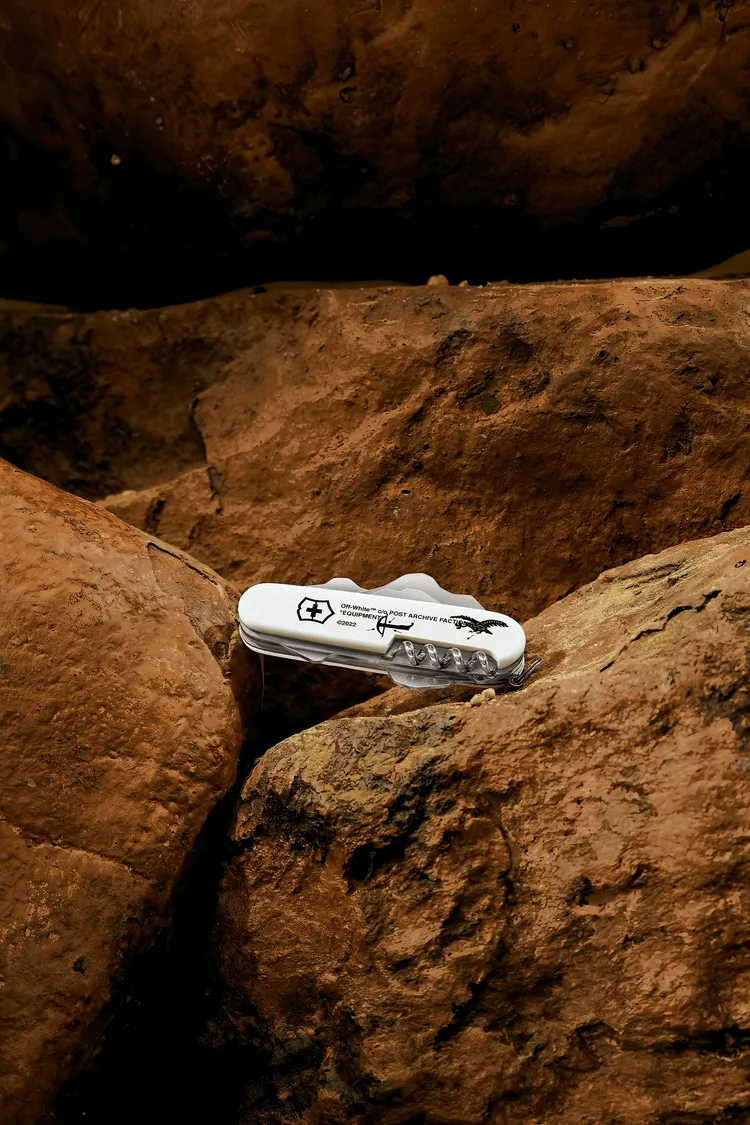 VICTORINOX x Off-White聯名瑞士軍刀，限量3000只，1萬8900元。品牌提供