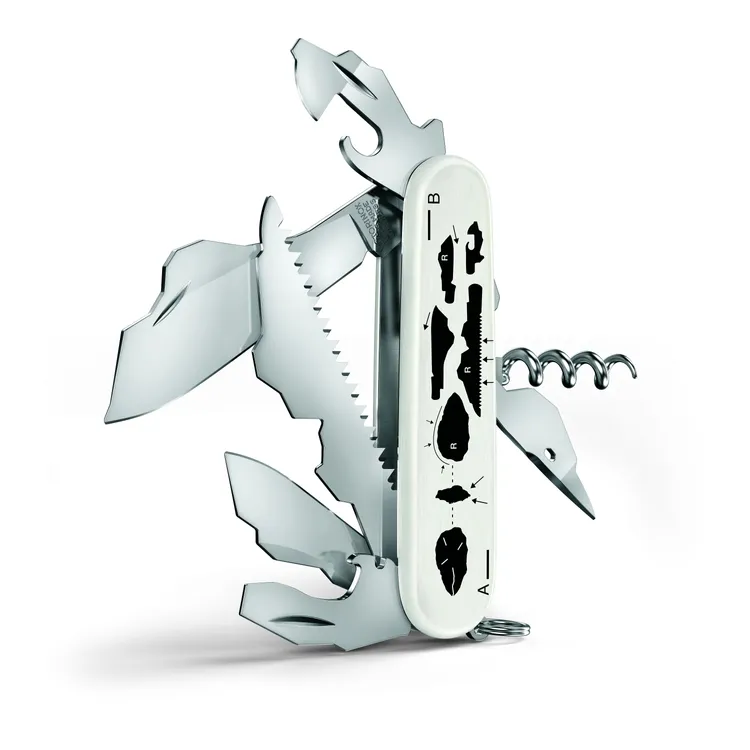 聯名瑞士軍刀備有大刀、小刀、開瓶器等11種不同工具。品牌提供