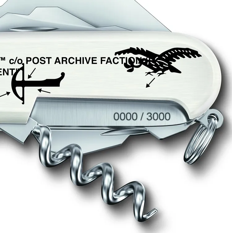 白色刀柄面板部分採用Corian Solid Surface材質打造，無論是觸感、重量還是啞光的表面，都酷似真正石材。品牌提供