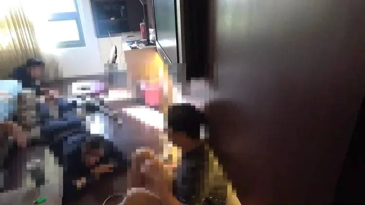 屋內的人員被警方大動作嚇壞，趴在地上不敢動彈。民眾提供