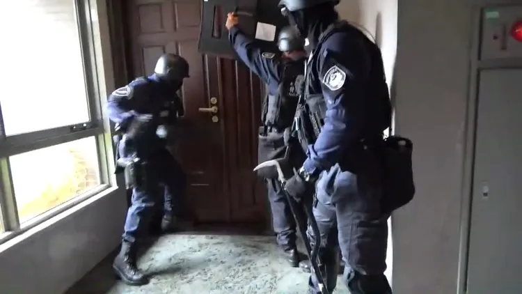 霹靂小組利用破壞器材攻堅。民眾提供