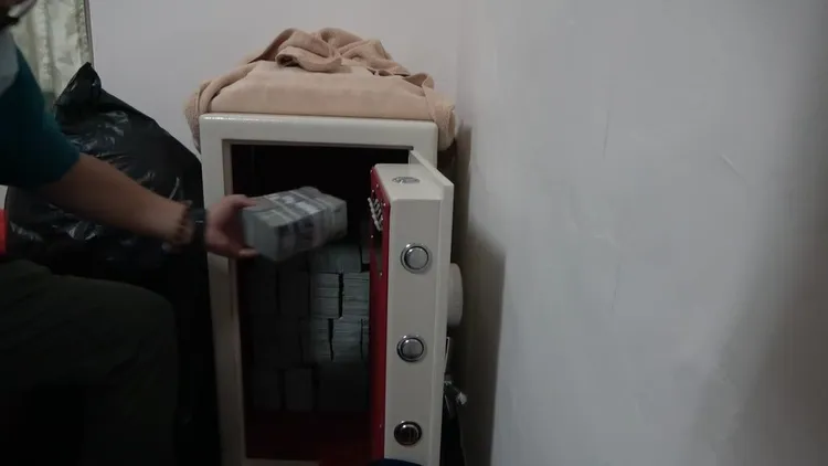 警方在保險箱內找2千多萬的鉅款。民眾提供