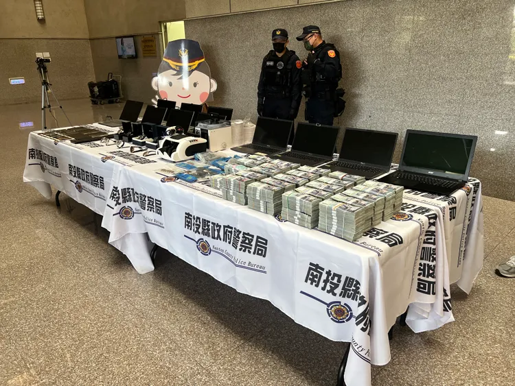 警方在屋內找到鉅款現金、數十台電腦、手機等。田兆緯攝
