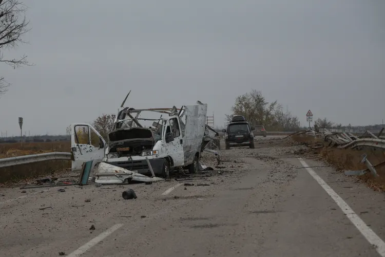 赫爾松公路上的廢棄車輛。路透社
