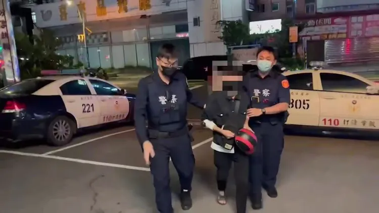 警方將阮男送辦。新莊警分局提供