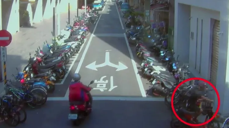 阮男竊取完物品騎電動車回家。新莊警分局提供