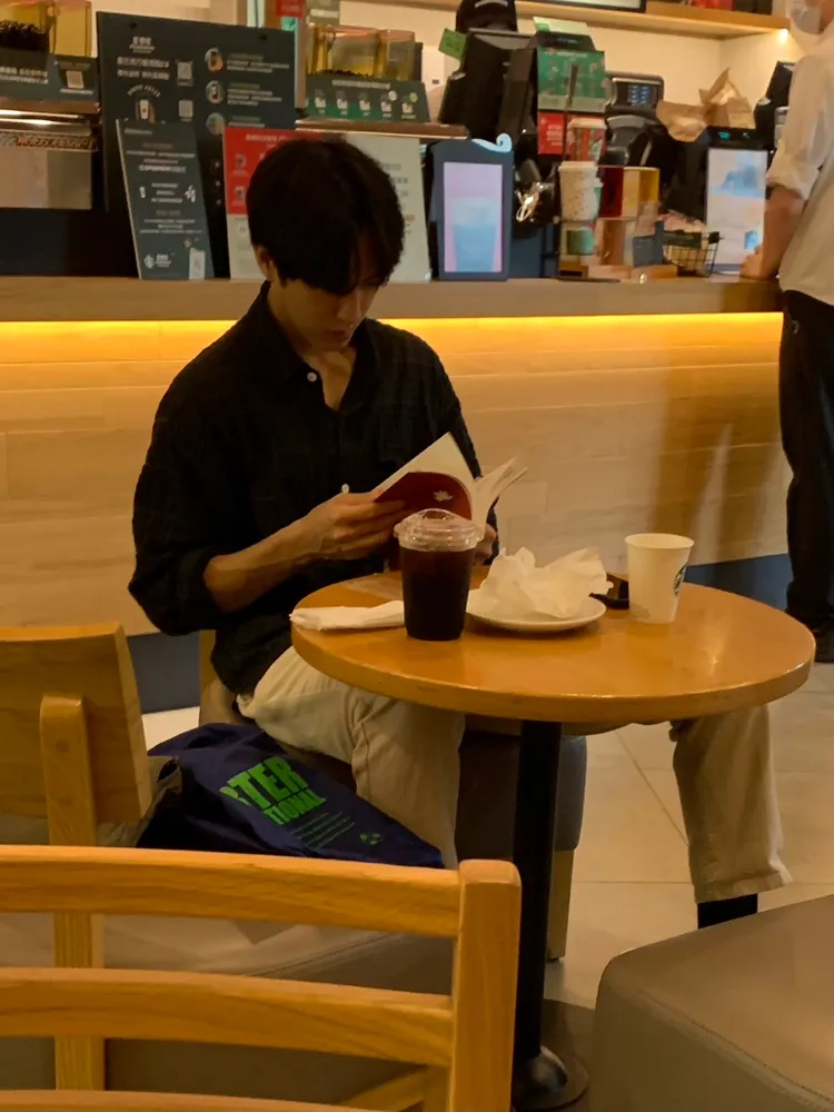 邱昊奇開始閱讀。蔡依庭攝