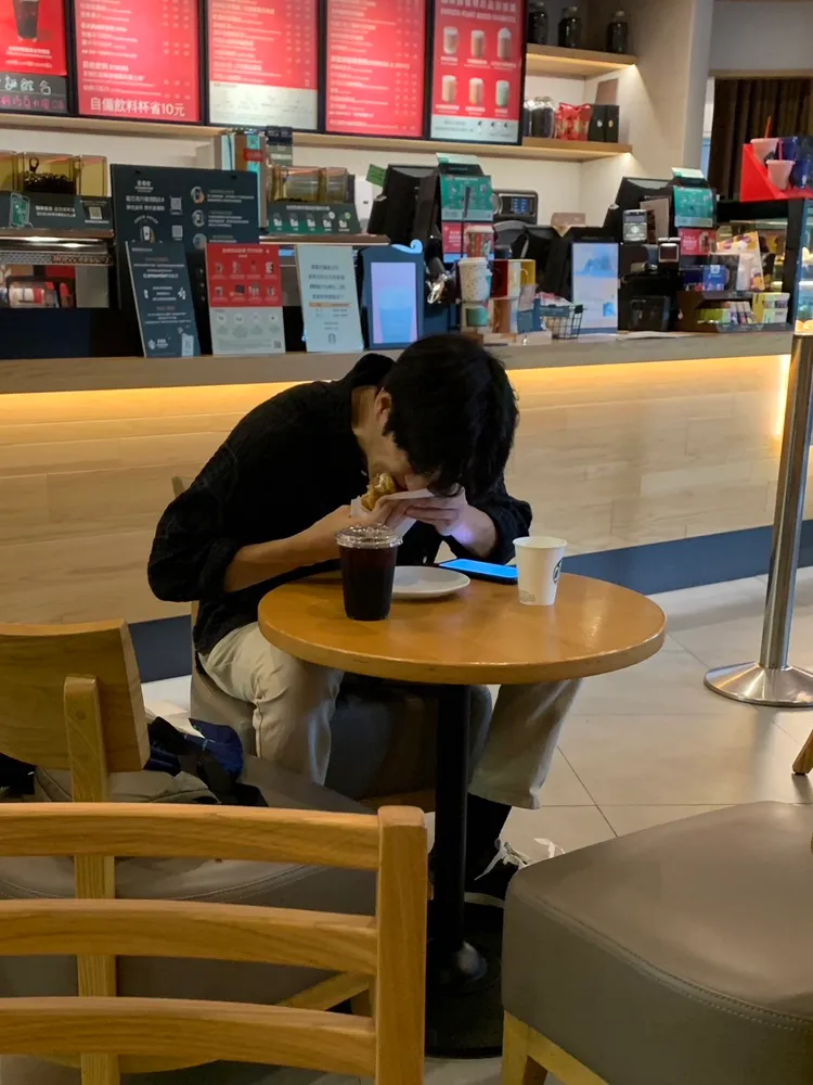 邱昊奇大口吃三明治。蔡依庭攝