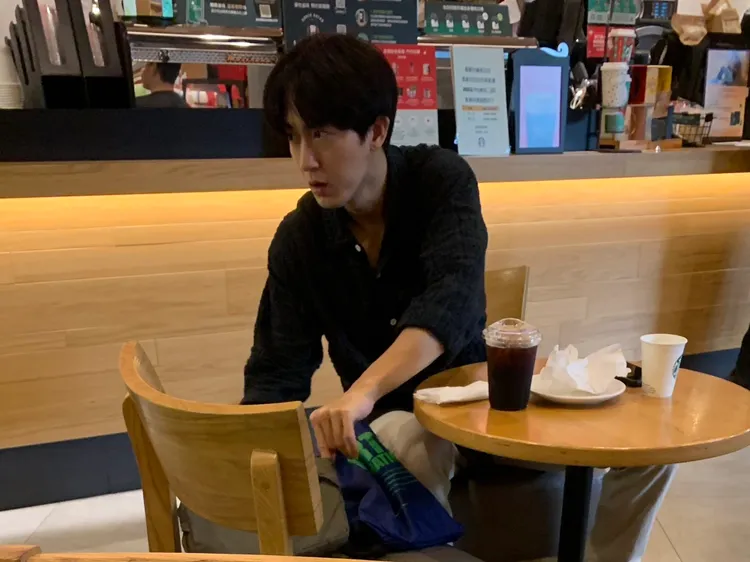 邱昊奇準備拿出書本閱讀。蔡依庭攝