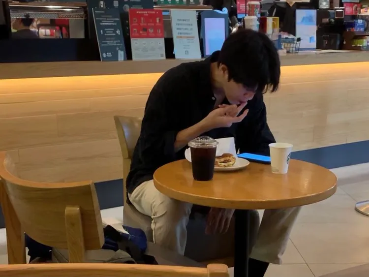 邱昊奇舔舔沾到醬料的手指。蔡依庭攝