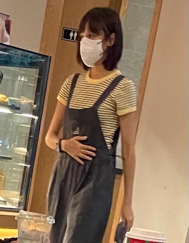 黃姵嘉廁所出來後撫摸肚子。蔡依庭攝