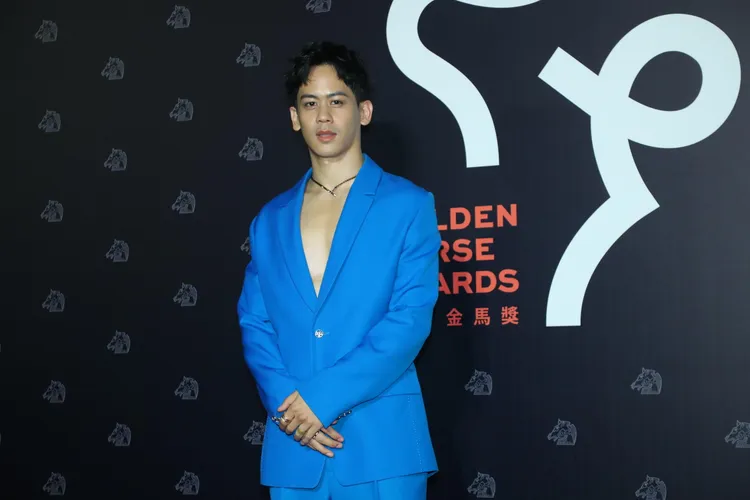 李淳配襯寶格麗OctoR Roma玫瑰金陀飛輪腕錶，烘襯其亮藍色西裝造型，但他卻全程沒秀出腕錶。攝影中心攝