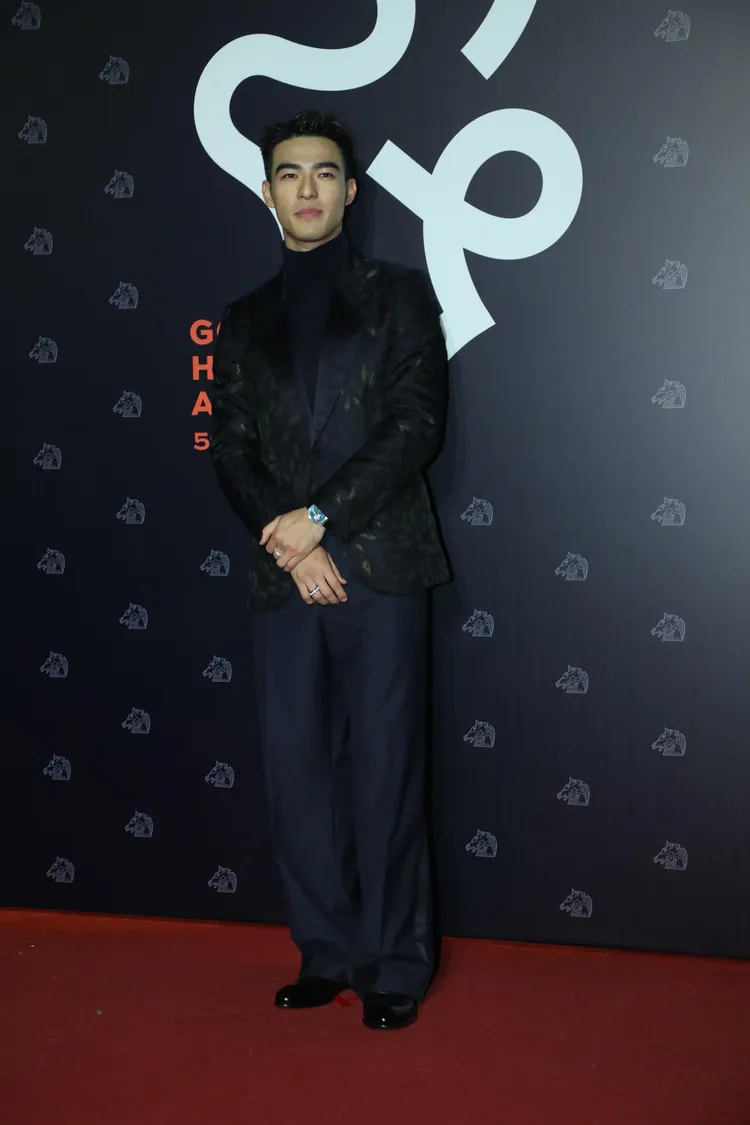 陳昊森拍照時秀出所佩戴的伯爵Extraordinary Light超薄陀飛輪工藝錶，善盡品牌大使職責。攝影中心攝