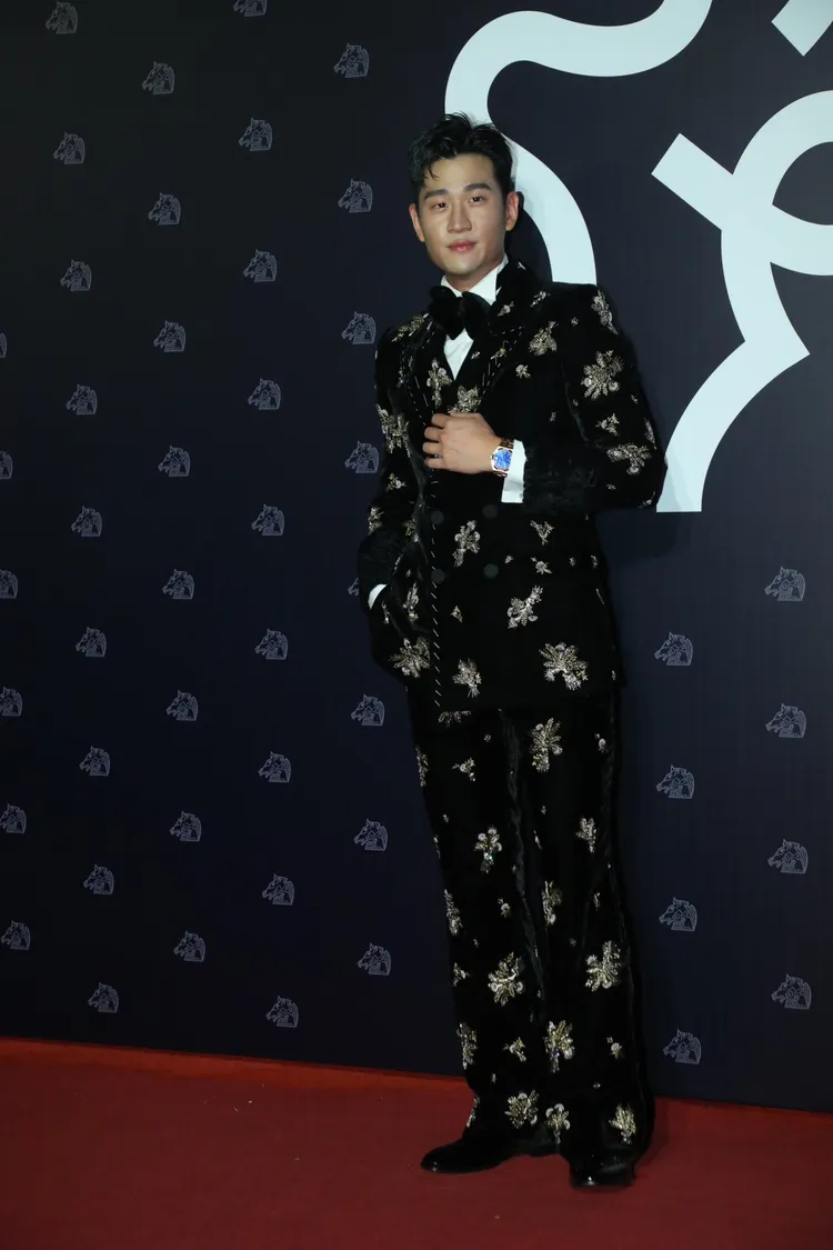 周興哲以GUCCI刺繡西裝搭配私藏的江詩丹頓Overseas玫瑰金腕錶高調登紅毯。攝影中心攝