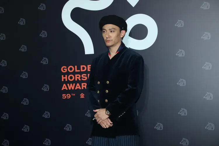 張震一身GUCCI藝文感造型配上卡地亞Pasha de Cartier玫瑰金腕錶，整體顯露藝術文雅氣息。攝影中心攝