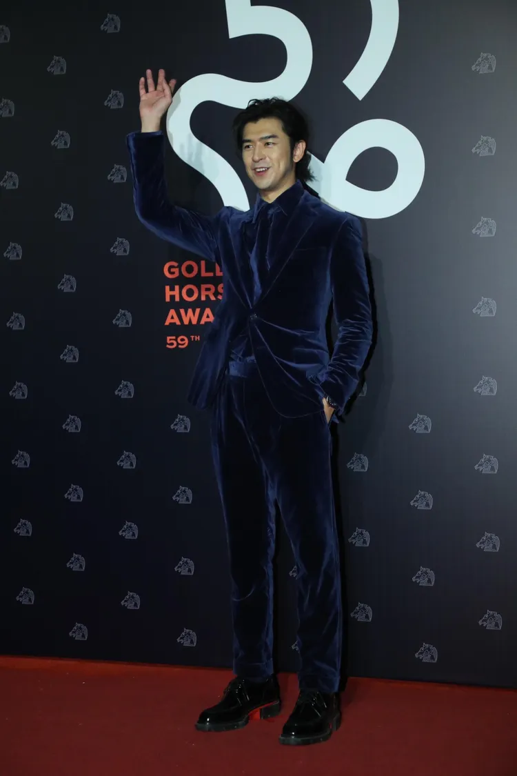 陳柏霖以RALPH LAUREN藍色天鵝絨西裝的貴公子風格登毯，搭配愛彼Royal Oak 皇家橡樹50周年紀念款精鋼腕錶，提升紳貴氣息。攝影中心攝