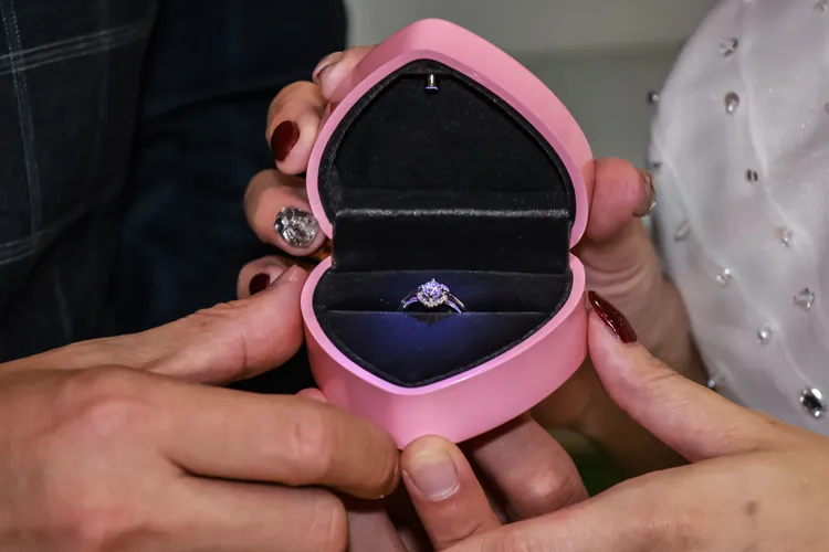求婚鑽戒是愛心形狀的訂製款。趙世平攝
